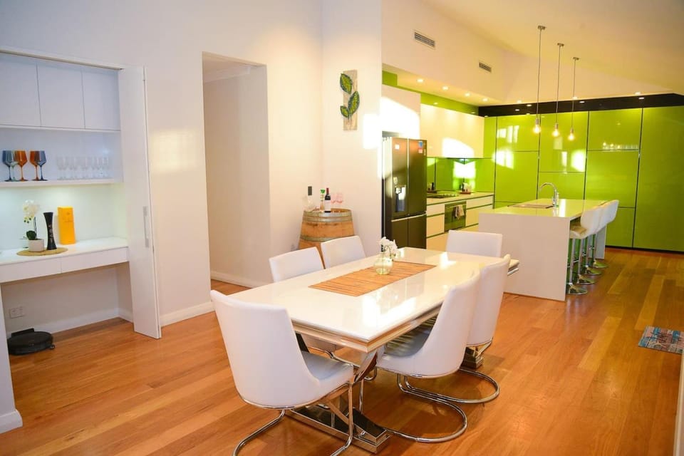 Kitchen or kitchenette, Dining area, stove
