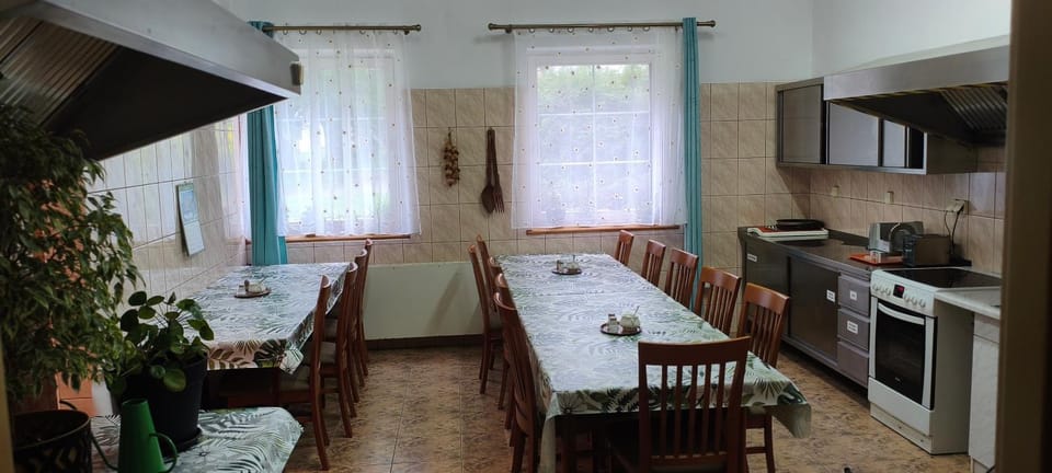 Dining area, Communal kitchen, oven, kitchen