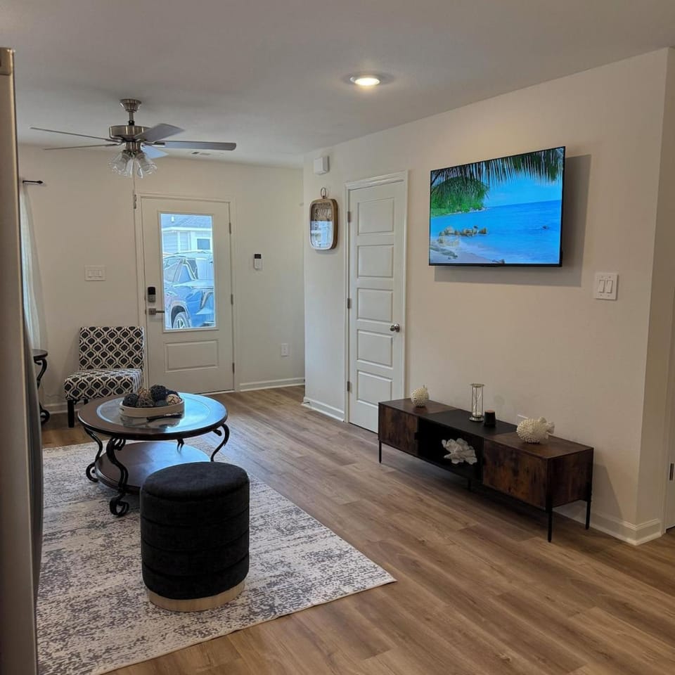 Sweet Southern Breeze 3 Bedroom Coastal Getaway House in Gulfport
