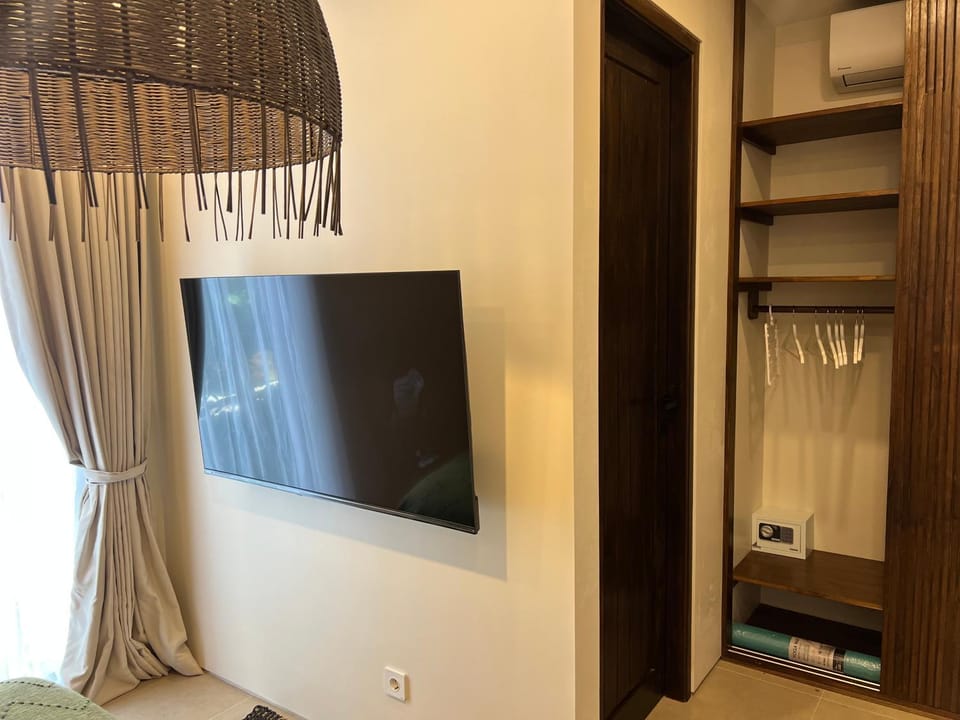 Bed, TV and multimedia, Bedroom, wardrobe