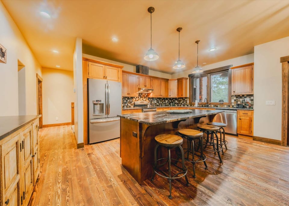 Wilderness Club Manor For 20 House in Montana