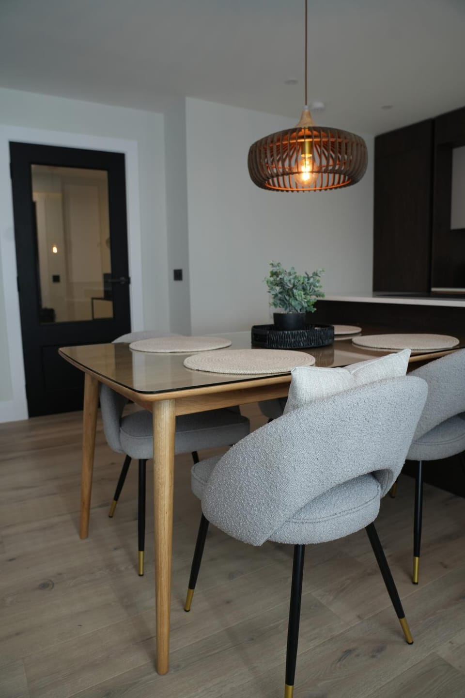 Living room, Decorative detail, Seating area, Dining area, acessibility