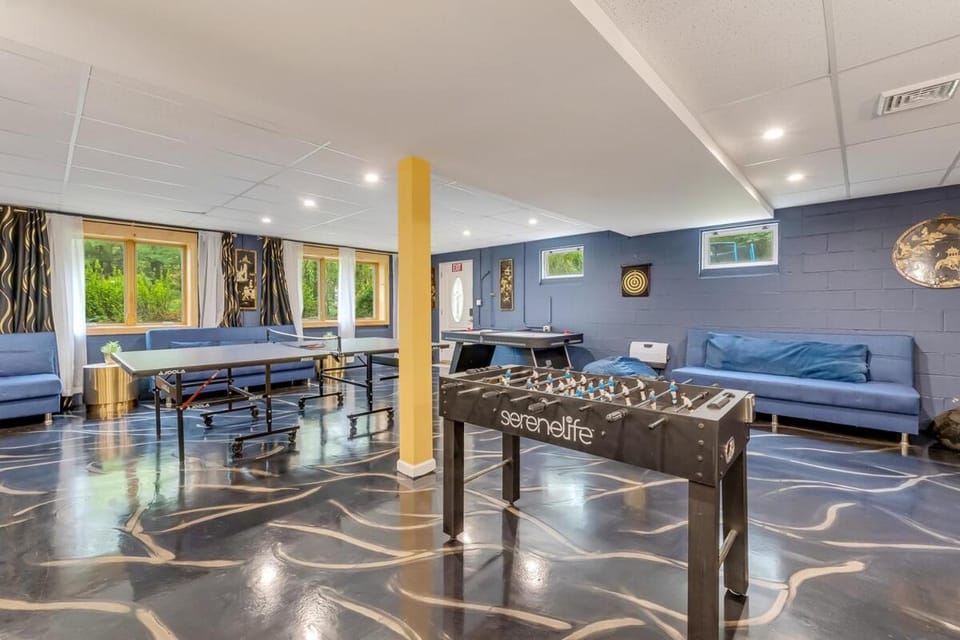 Poconos Villa arcade movie theater hot tub Villa in Lake Wallenpaupack