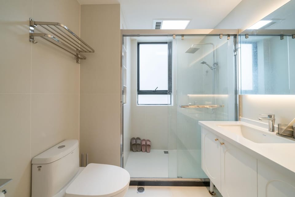 Shower, Toilet