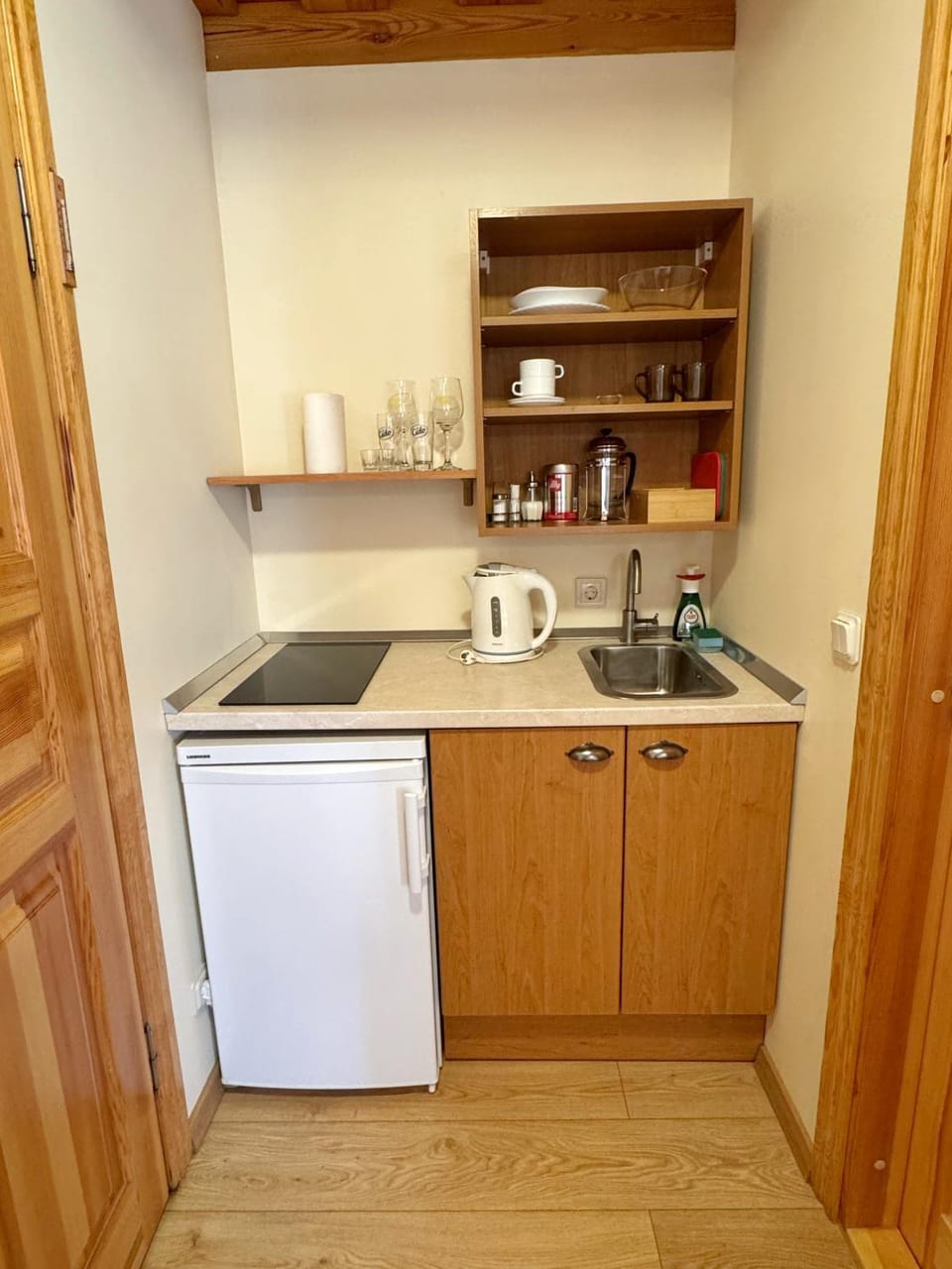 Coffee/tea facilities, Kitchen or kitchenette, stove