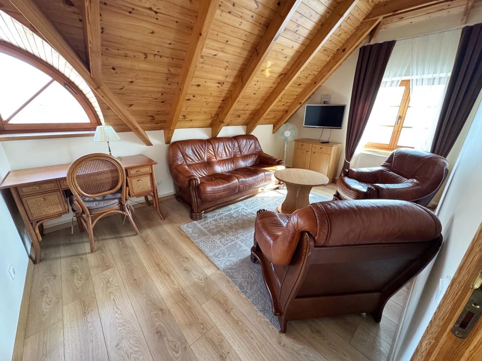 TV and multimedia, Living room, Seating area, Evening entertainment