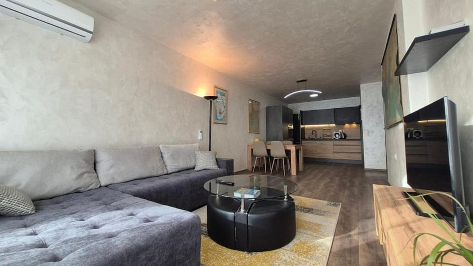 Communal lounge/ TV room, TV and multimedia, Kitchen or kitchenette, Living room, Dining area, air conditioner