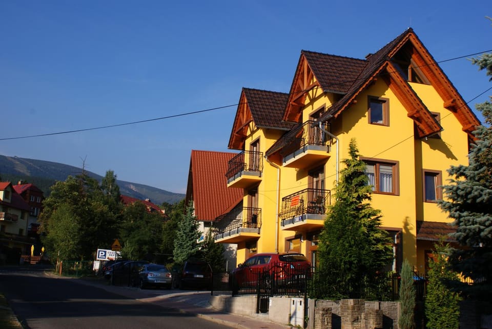 Property building, Facade/entrance, Off site, Hiking, On site, Mountain view