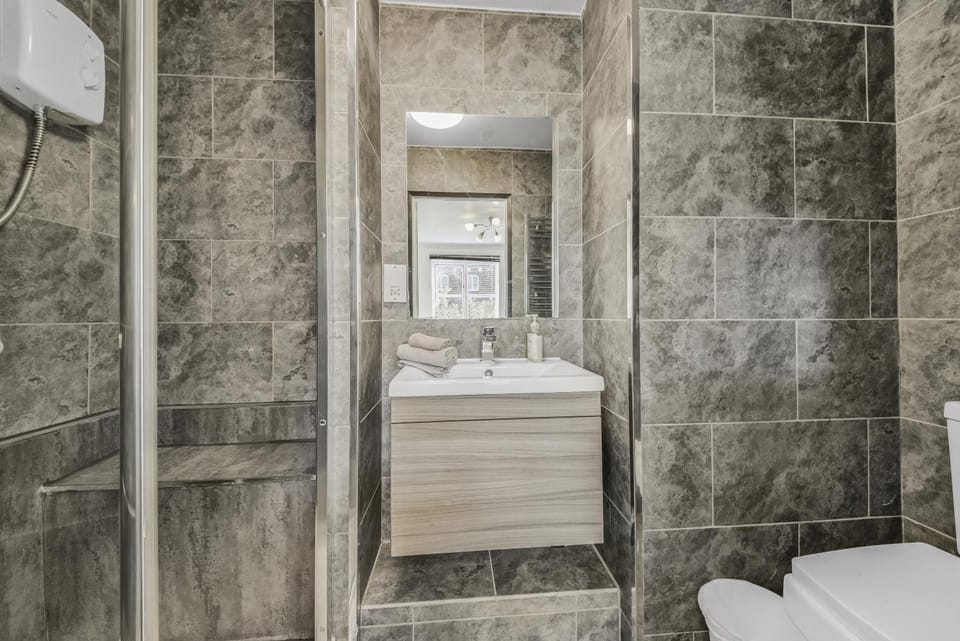 Lets Stay Here 3bed Stratford with parking Apartment in London