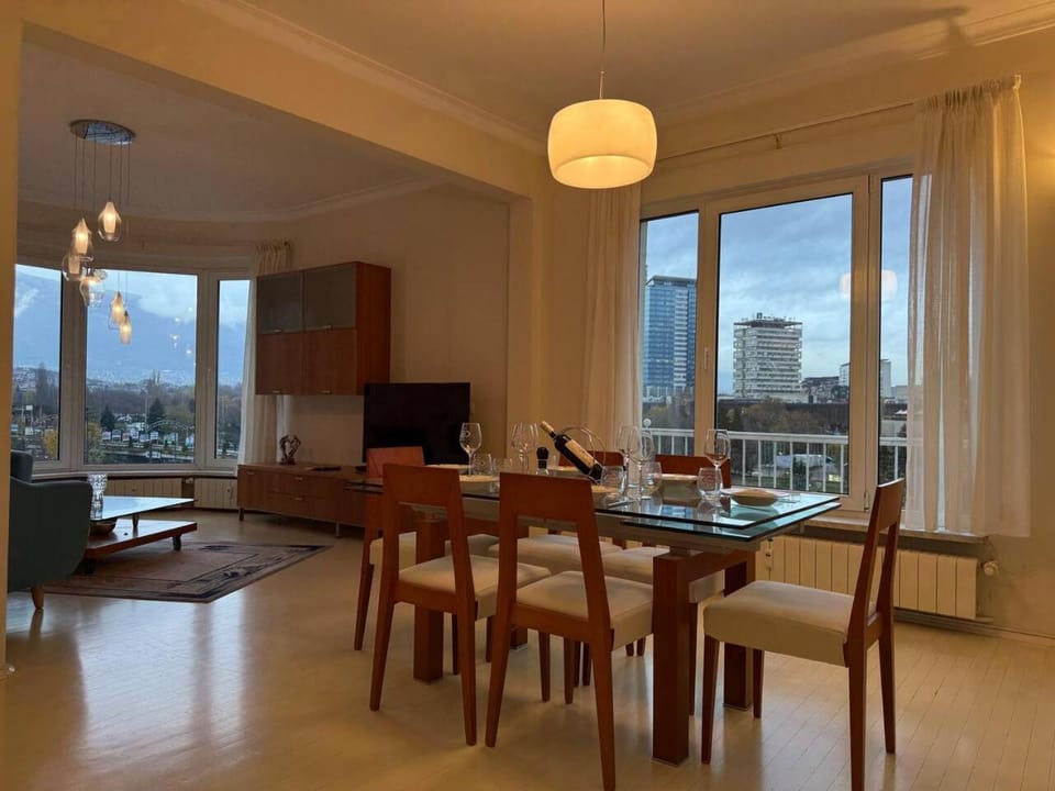 TV and multimedia, Living room, Seating area, Dining area, Evening entertainment