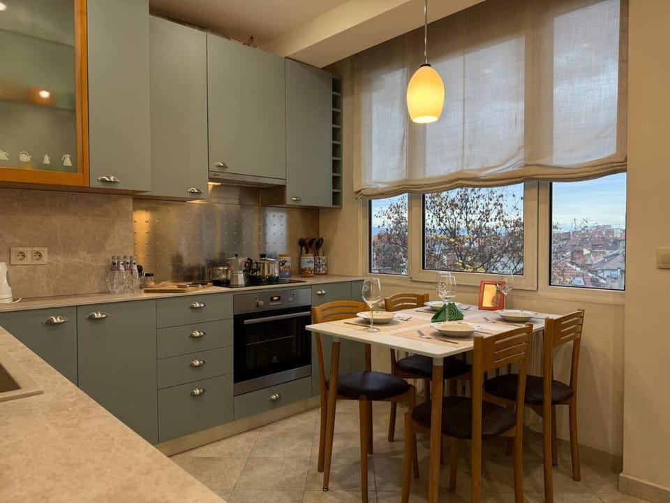 Kitchen or kitchenette, Dining area, oven, stove
