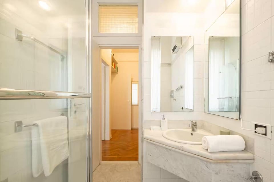 Shower, Toilet, Bathroom, towels