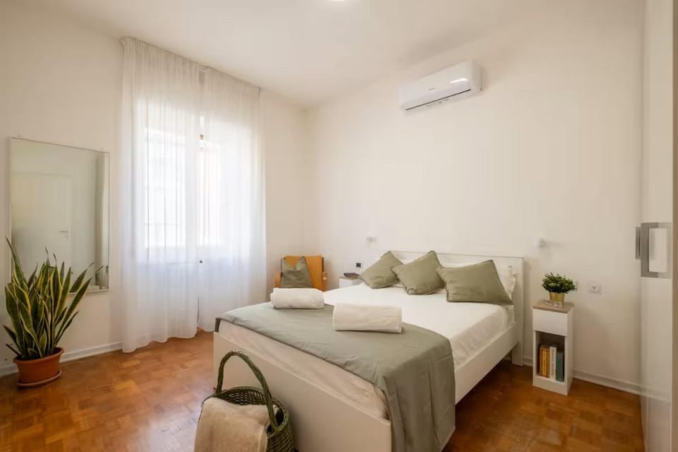 Bed, Photo of the whole room, Floor plan, Bedroom, internet, locker, towels, air conditioner