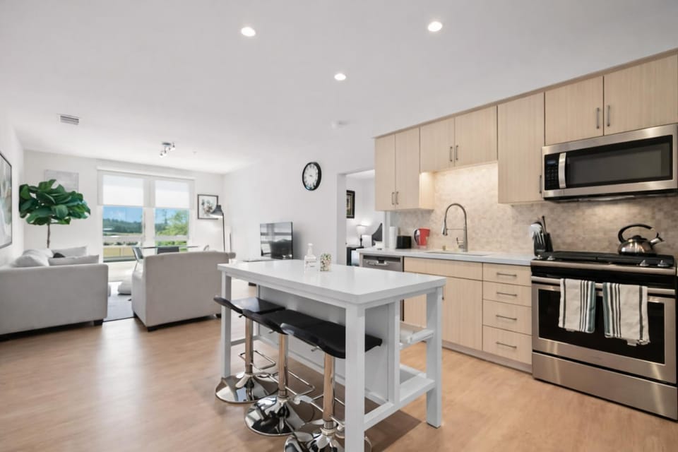 Bright Luxury 2BR Retreat with Pool in Irvine Apartment in Laguna Woods