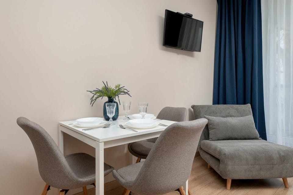 TV and multimedia, Seating area, Dining area
