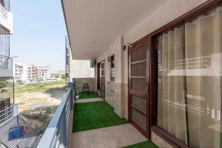 Vaneen Stay Luxury 1BHK Apartment with Balcony Sector 42 Golf Course Road Apartment in Uttar Pradesh