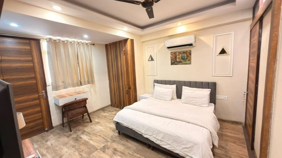 Vaneen Stay Luxury 1BHK Apartment with Balcony Sector 42 Golf Course Road Apartment in Uttar Pradesh