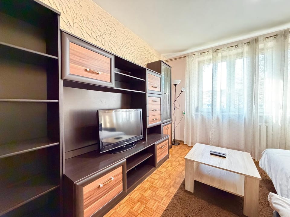 Communal lounge/ TV room, Bed, TV and multimedia, Photo of the whole room, Evening entertainment, Bedroom, wardrobe