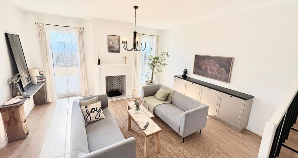 Communal lounge/ TV room, TV and multimedia, Living room, Seating area, Evening entertainment