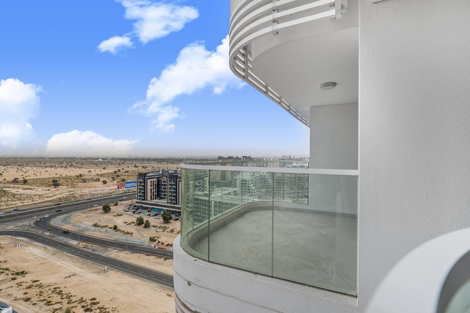 Stylish Dubai Studio - Smart Lock, Pool & Gym Access Apartment in Dubai