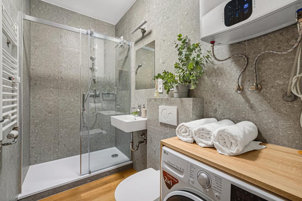 Shower, Toilet