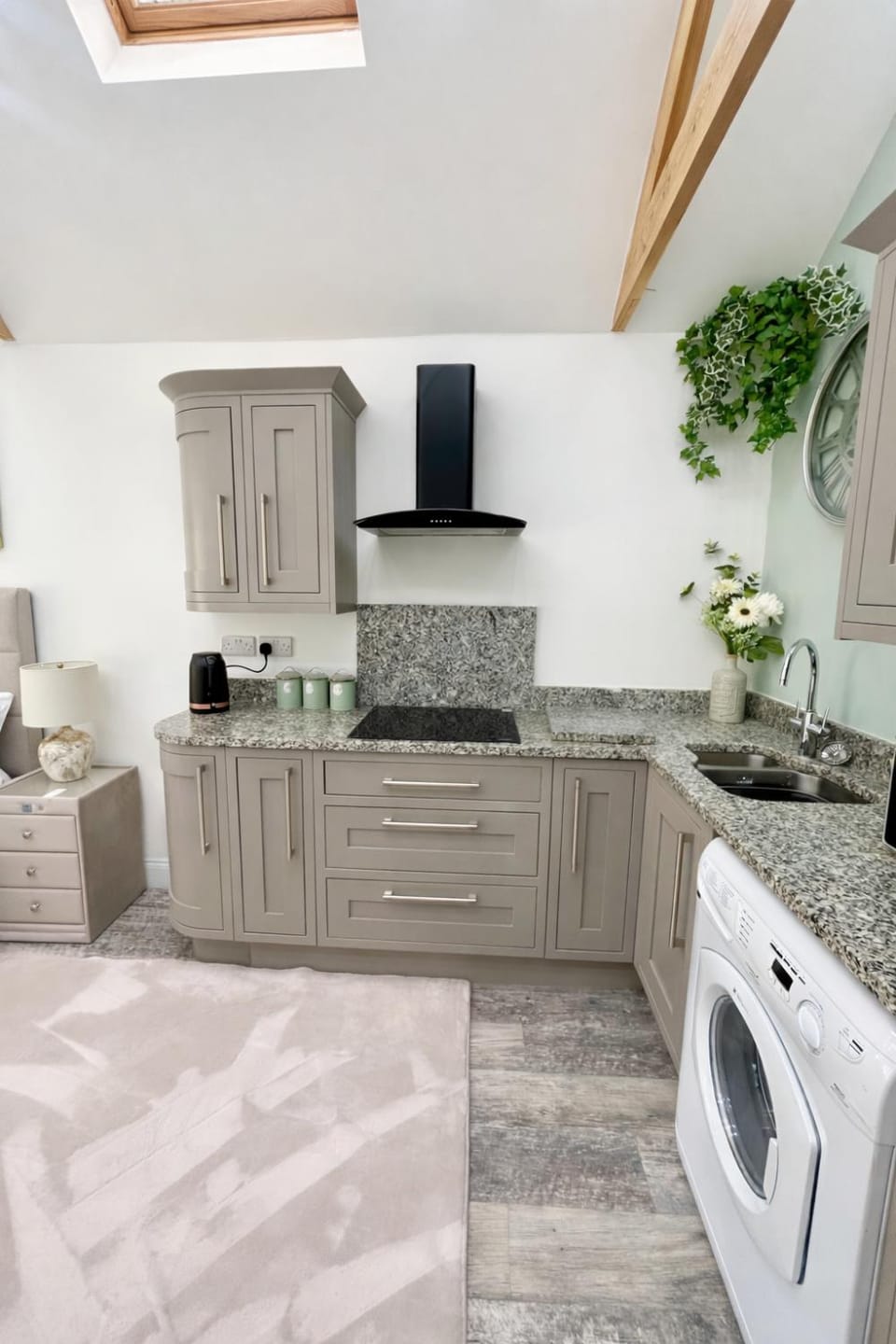Kitchen or kitchenette, stove, washing machine