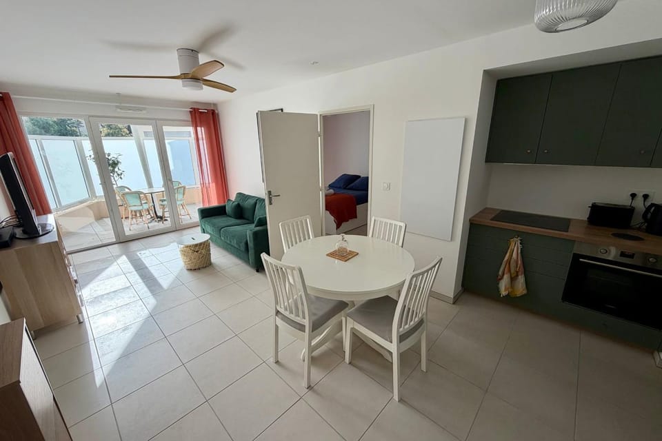 New apartment with terrace and private parking and pool Apartment in Le Lavandou