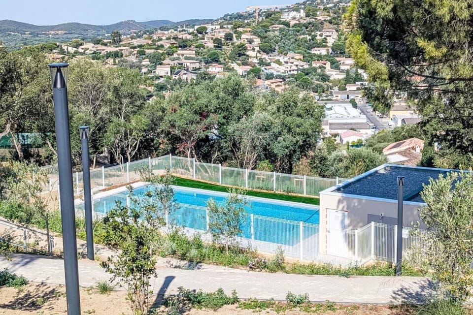 New apartment with terrace and private parking and pool Apartment in Le Lavandou