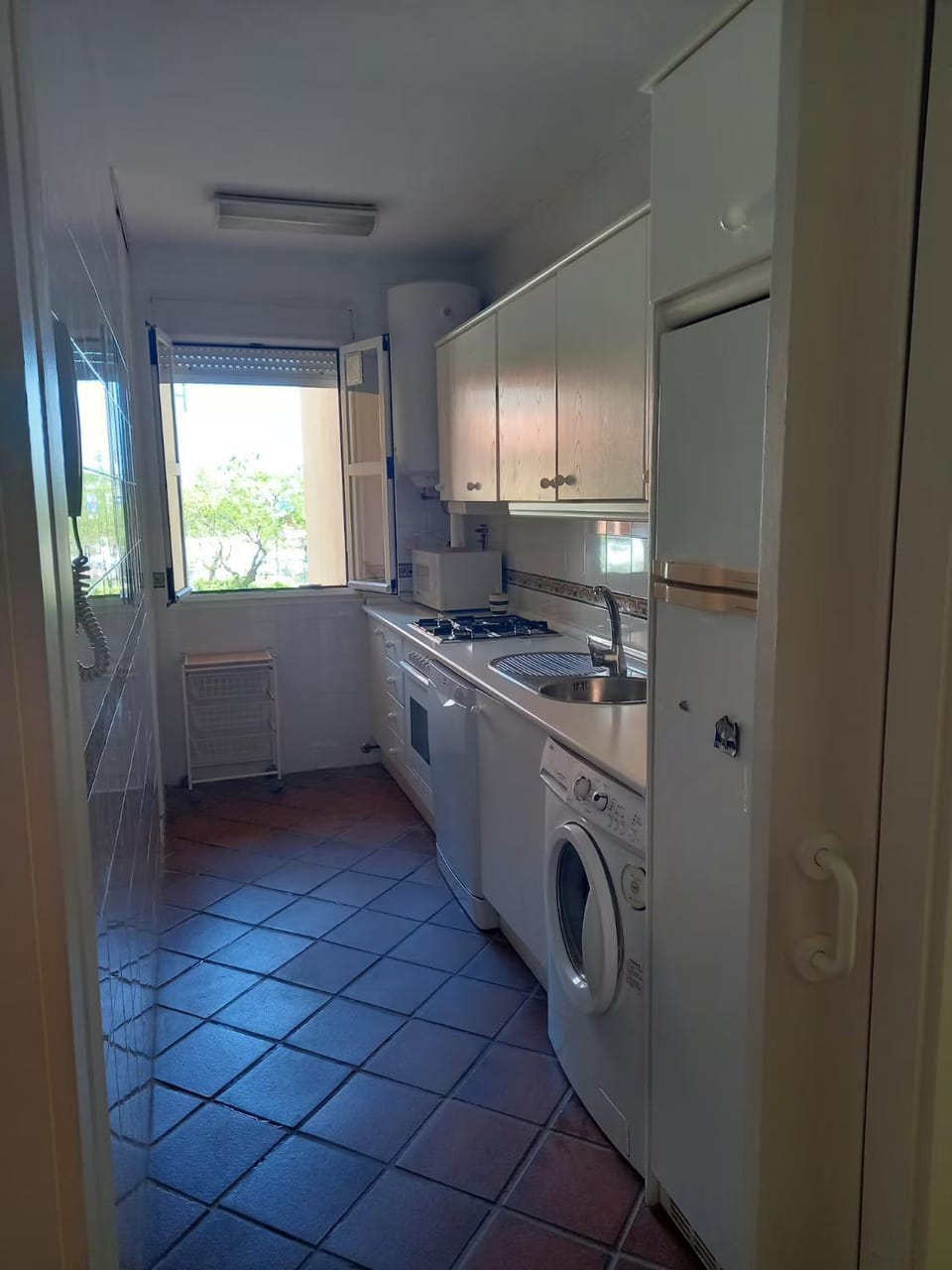 Kitchen or kitchenette, Food, Meals, dishwasher, stove, washing machine, kitchen