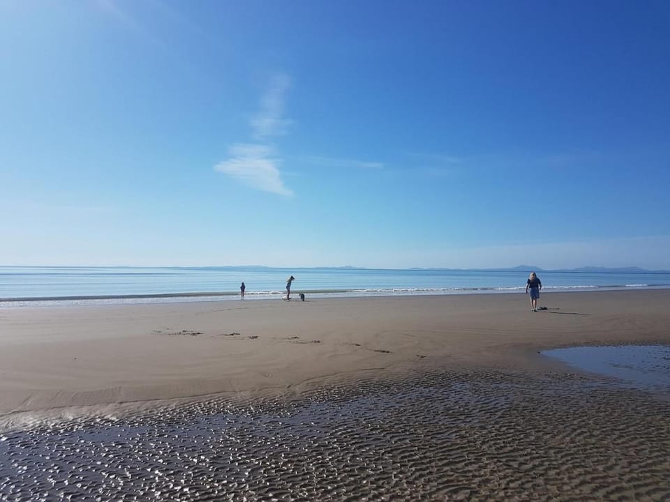 CABIN 9 Pet friendly Family glamping Seaview Cabin in Wales