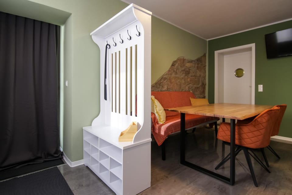 Seating area, Dining area