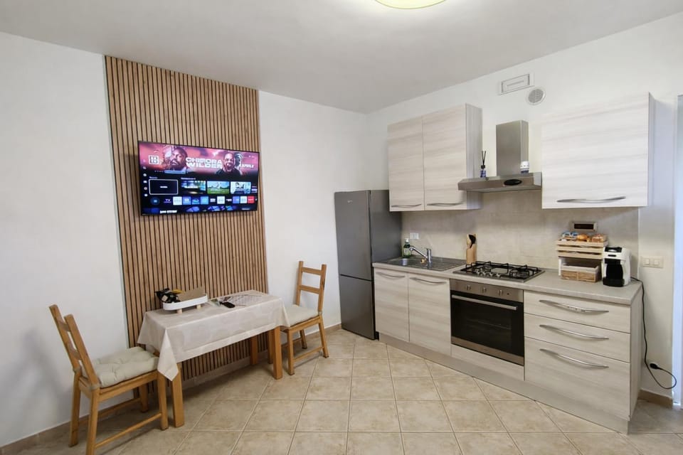 TV and multimedia, Coffee/tea facilities, Kitchen or kitchenette, Dining area, oven, stove