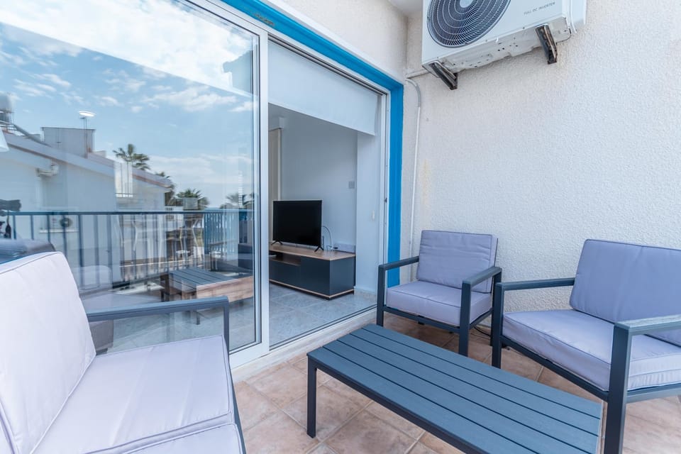 Patio, Day, Balcony/Terrace, Seating area