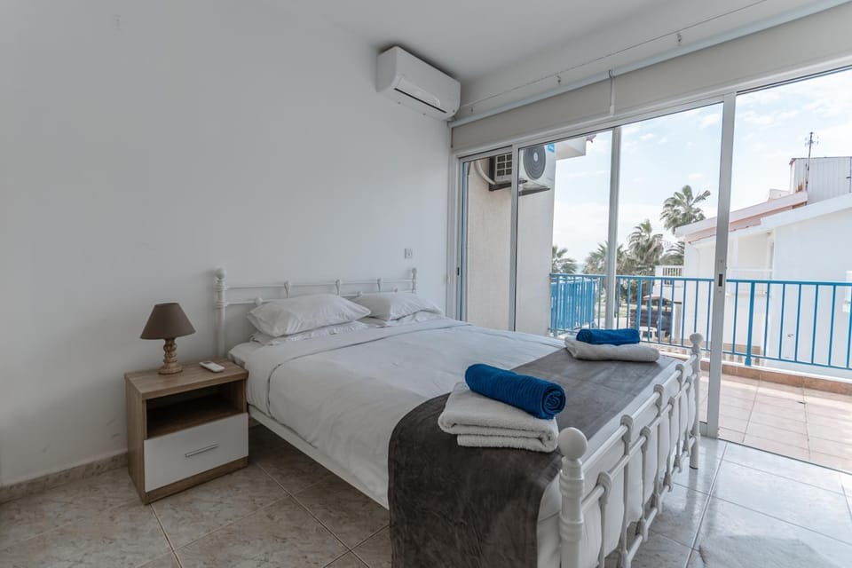 Bed, View (from property/room), Balcony/Terrace, Bedroom, towels, air conditioner