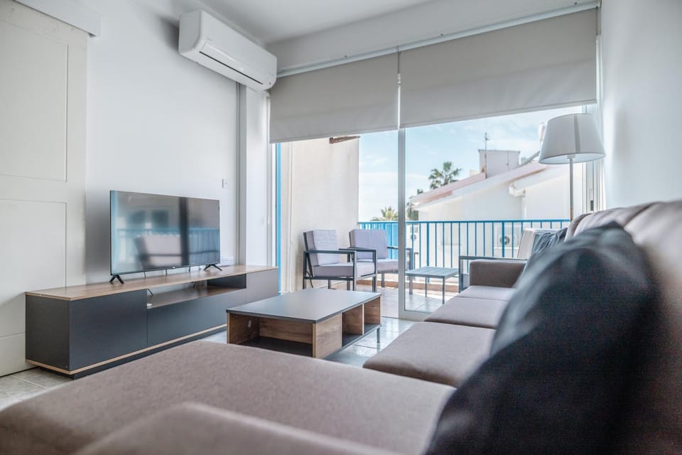 Communal lounge/ TV room, TV and multimedia, Balcony/Terrace, Living room, Seating area, Evening entertainment, air conditioner