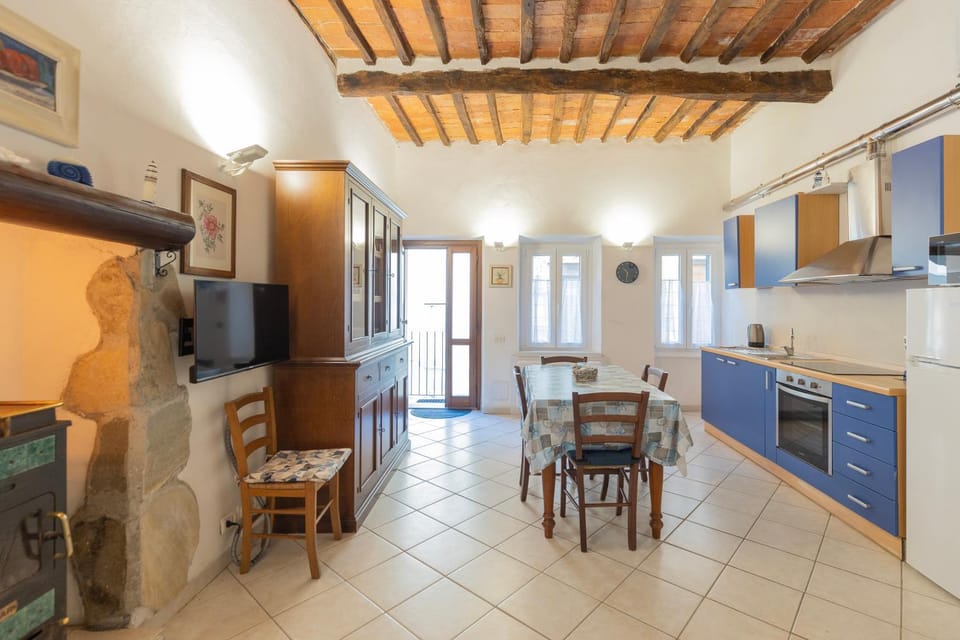 TV and multimedia, Kitchen or kitchenette, Dining area, oven, stove