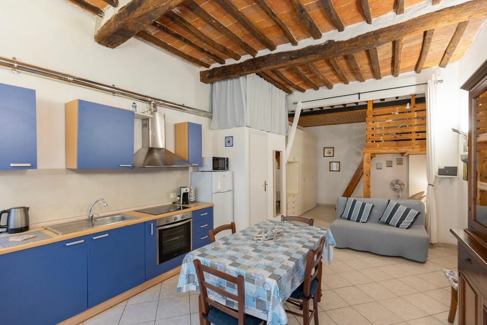 Kitchen or kitchenette, Living room, Seating area, Dining area, oven, stove