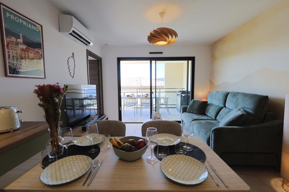 TV and multimedia, Living room, Dining area, air conditioner