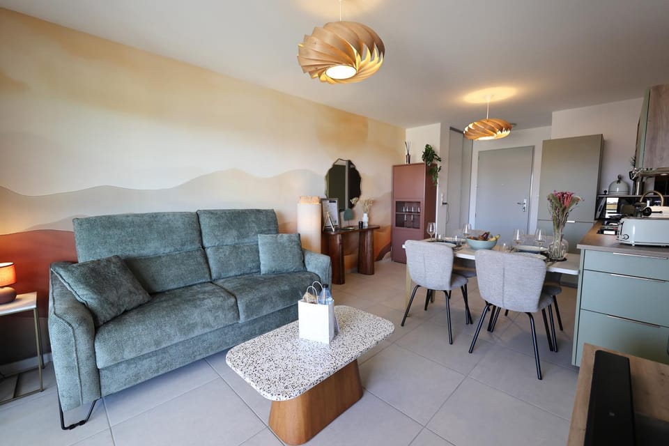 Living room, Seating area, Dining area