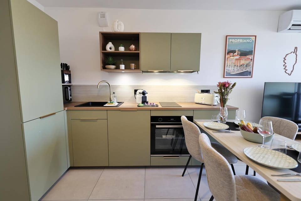Coffee/tea facilities, Kitchen or kitchenette, Dining area, dishwasher, oven, stove, toaster, air conditioner