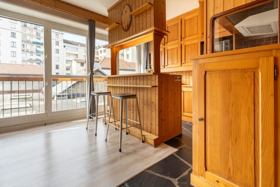 Lounge or bar, kitchen