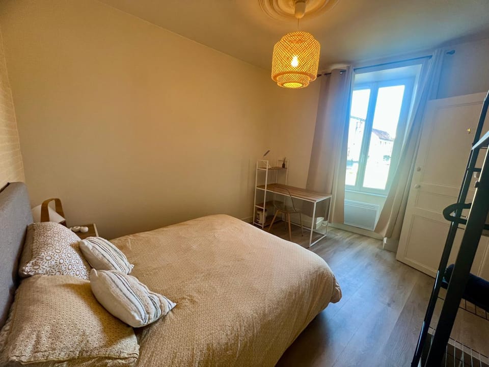 Bed, Bedroom, towels