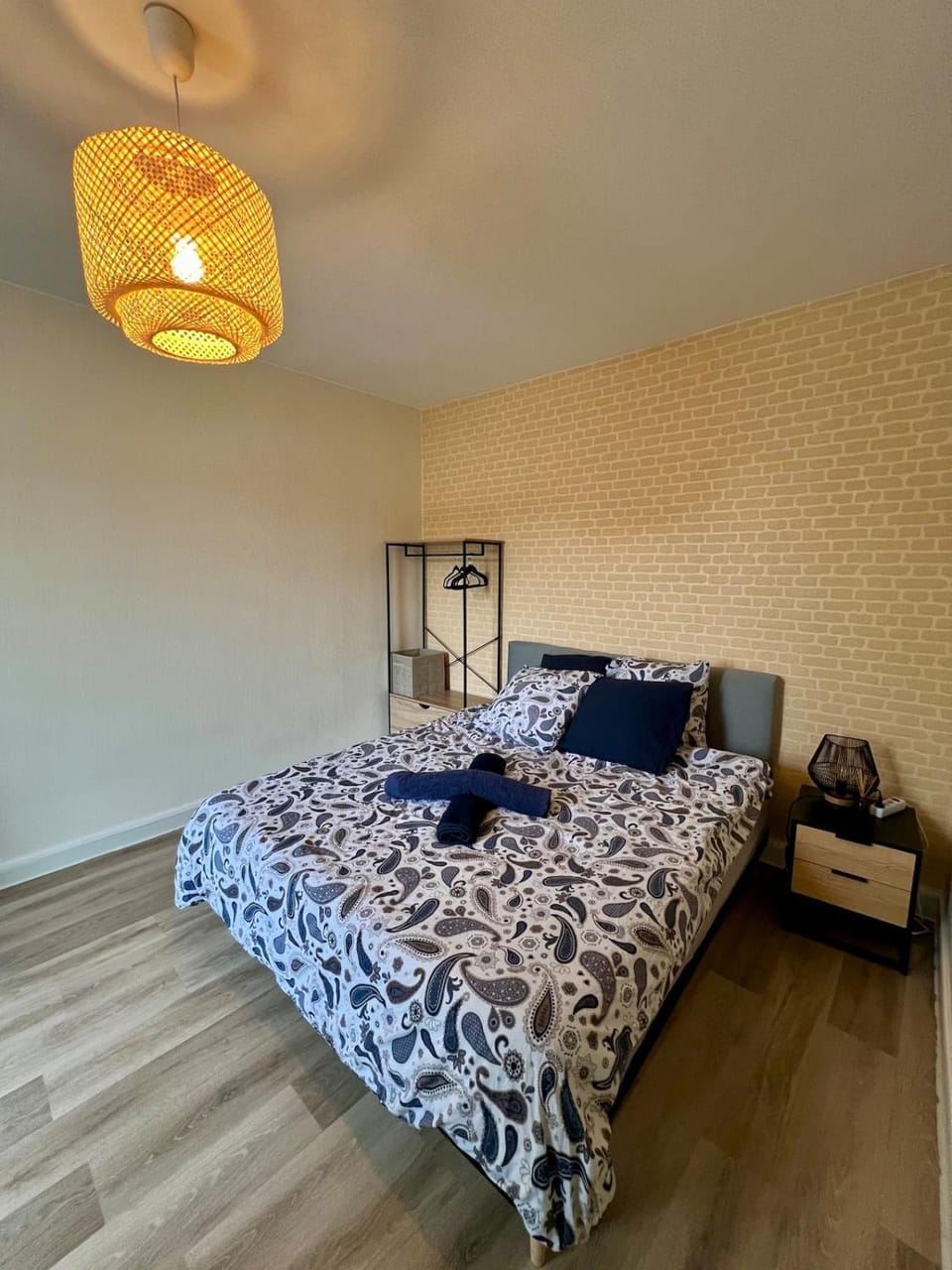 Bed, Bedroom, towels
