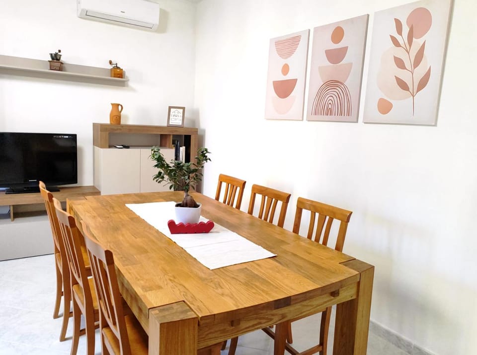 TV and multimedia, Living room, Seating area, Dining area, air conditioner