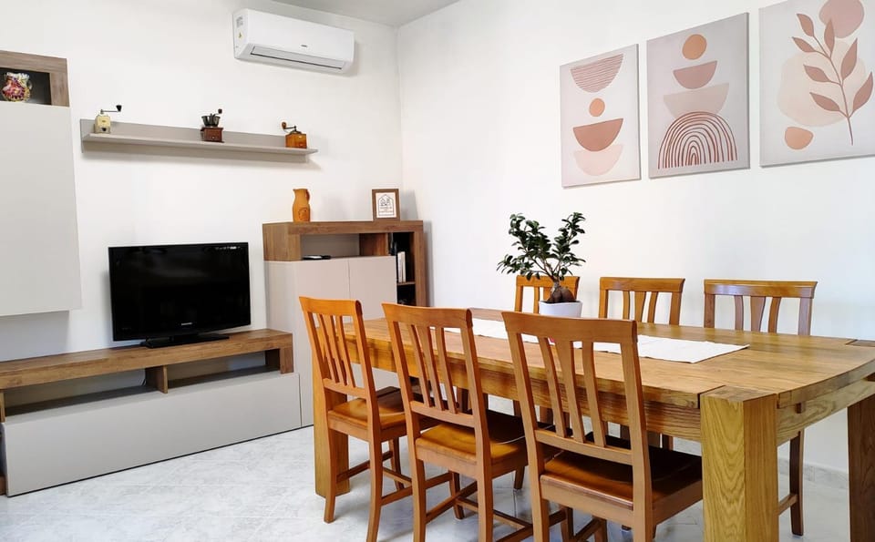 TV and multimedia, Living room, Seating area, Dining area, Evening entertainment, air conditioner