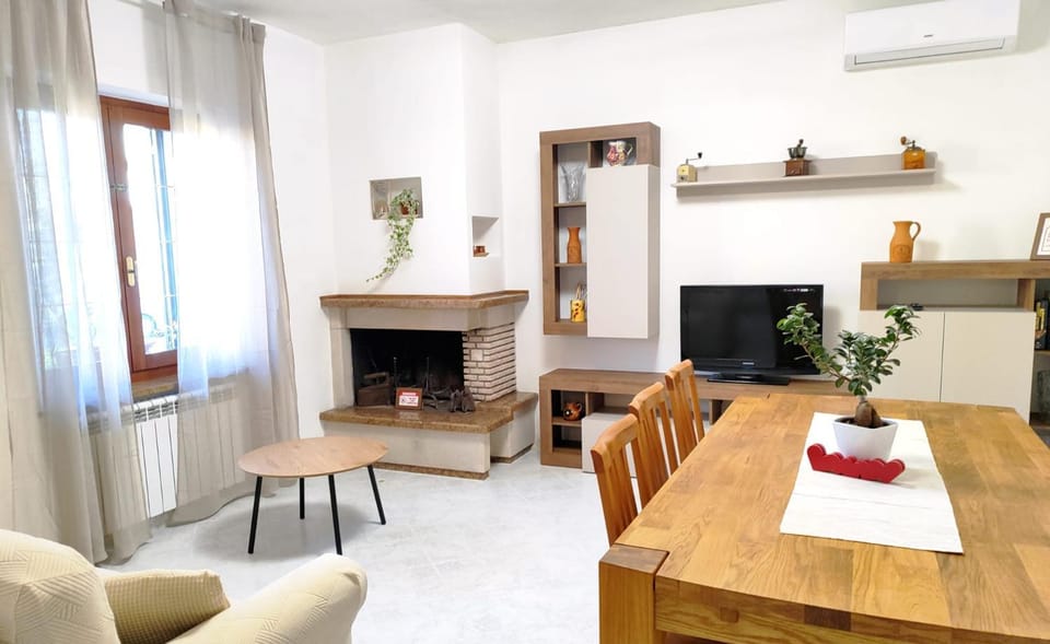 TV and multimedia, Living room, Seating area, Dining area, air conditioner
