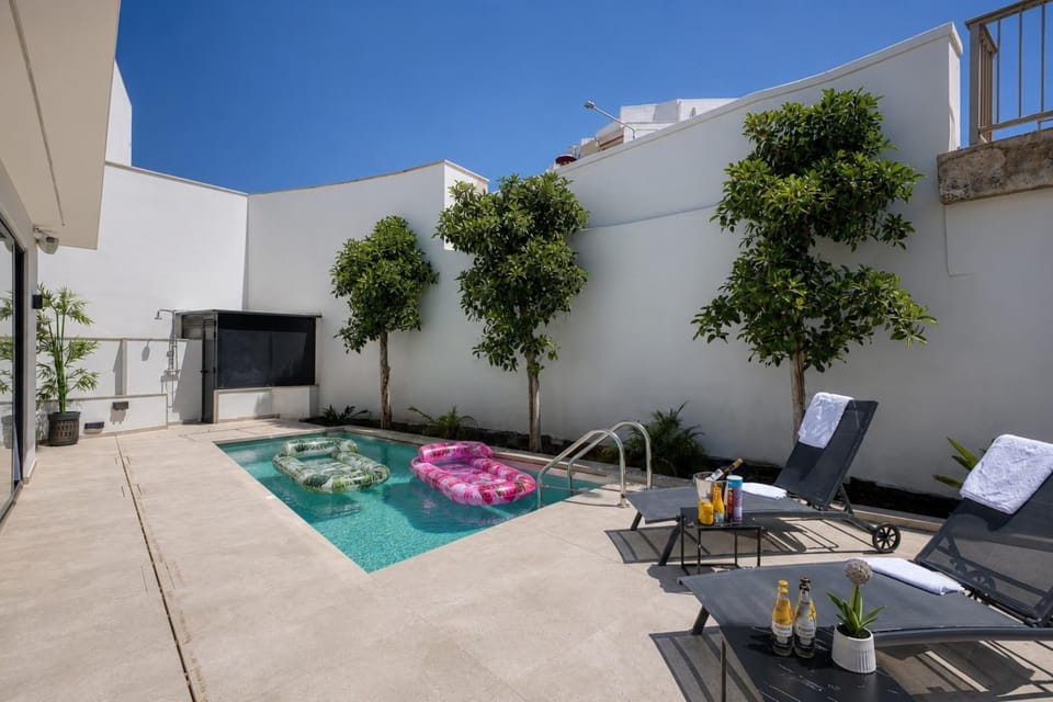 Swimming pool, sunbed