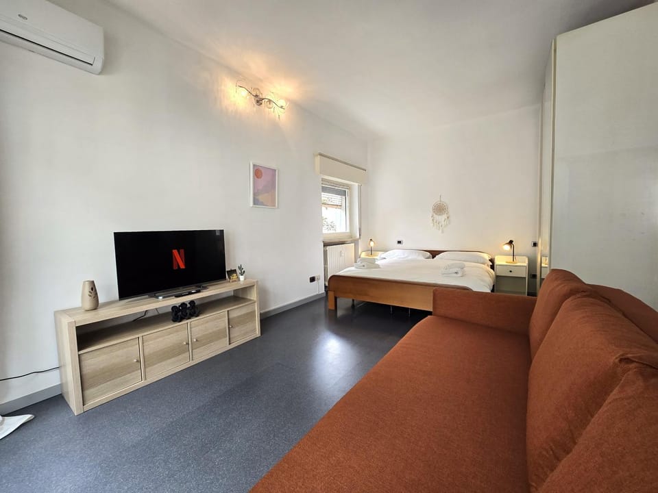 Bed, TV and multimedia, Living room, internet