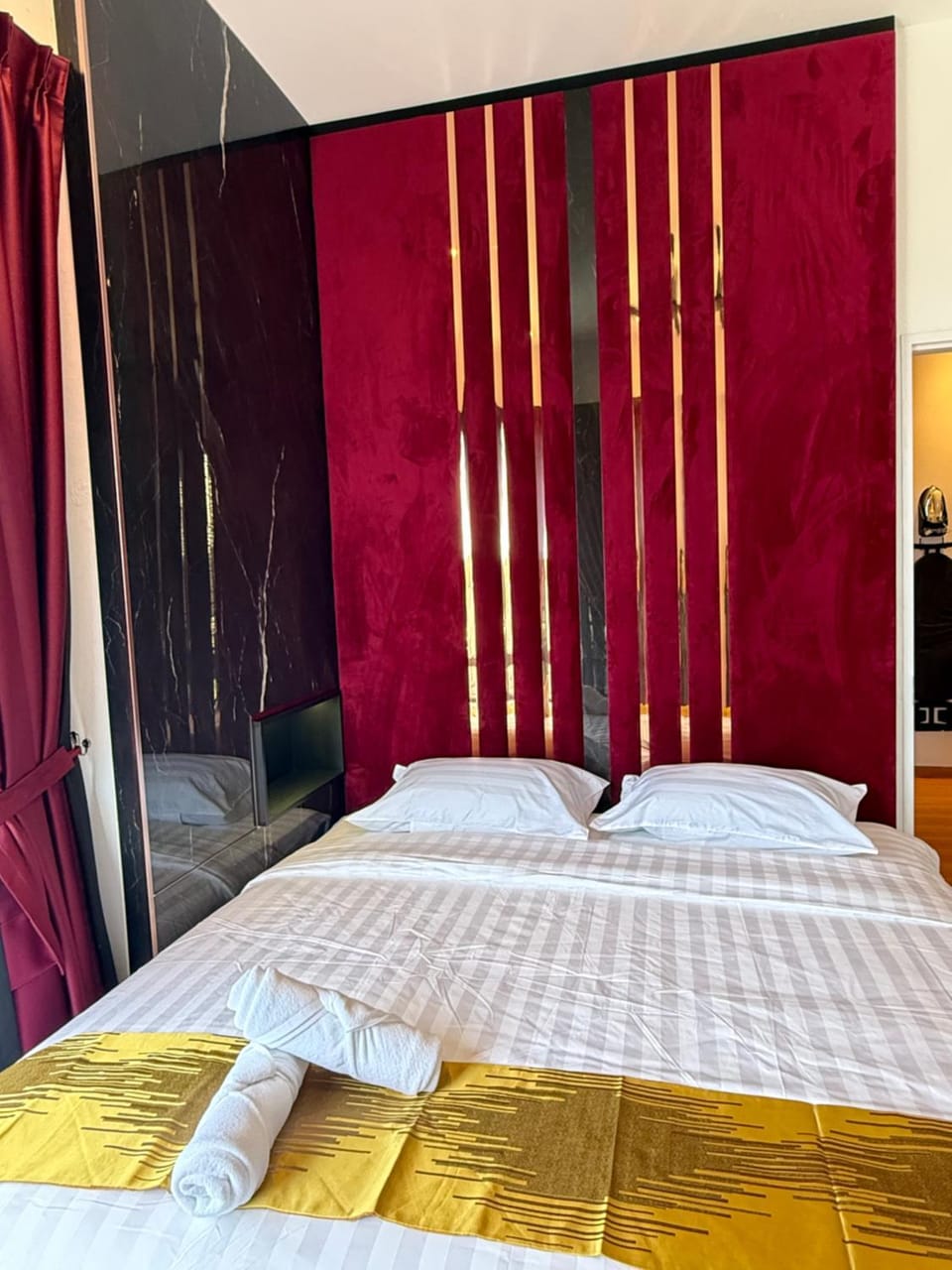Adik Aisyah 2 Room Suite Maroon Black Centrum Brinchang Country House in Brinchang