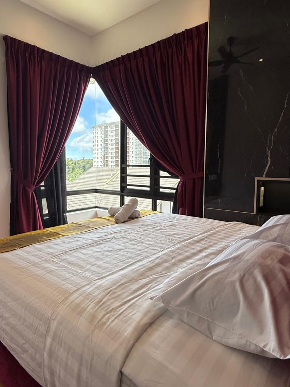 Adik Aisyah 2 Room Suite Maroon Black Centrum Brinchang Country House in Brinchang
